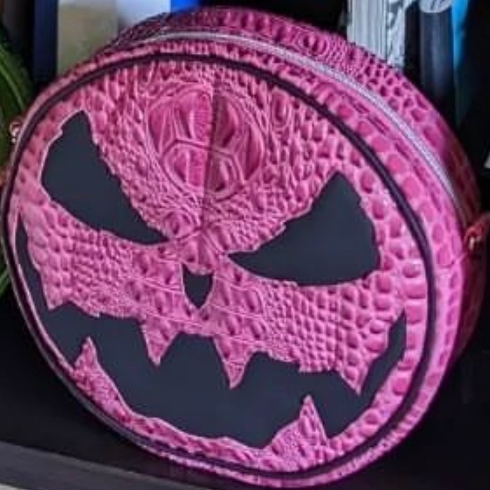 ISO Ayla Raven purses (DO NOT BUY) in search of!